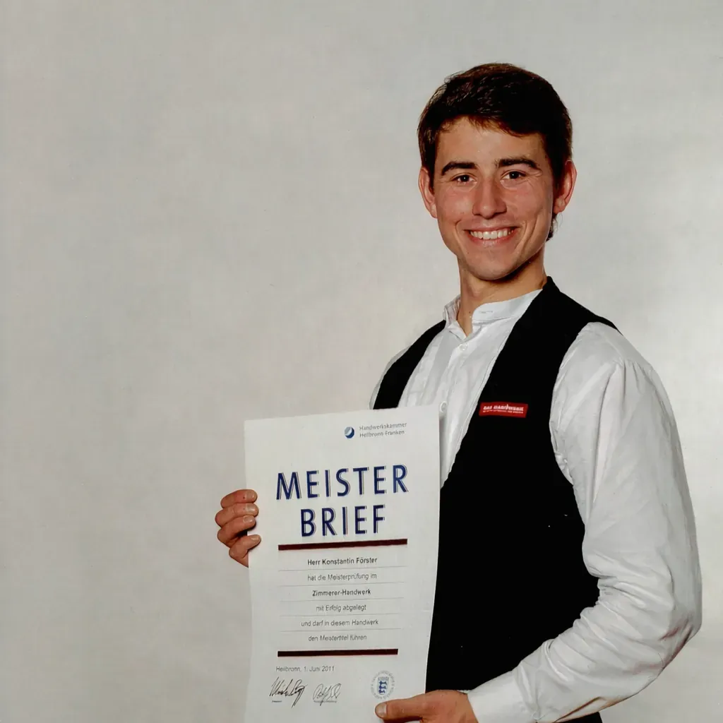 Zimmerermeister Konstantin Förster bei der Holzarbeit – Meisterbetrieb LESNIKHAUS Heilbronn